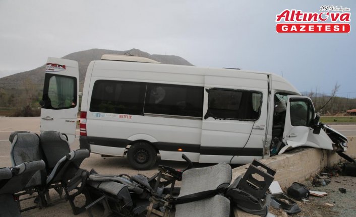 Tokat'ta istinat duvarına çarpan işçi servisindeki 15 kişi yaralandı