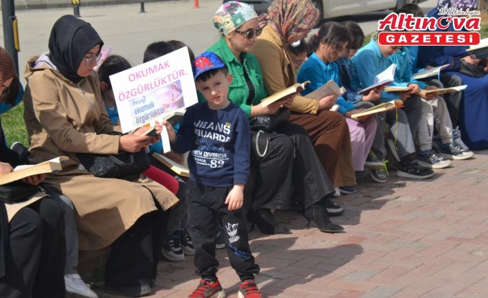 Tosya’da öğrenciler ve veliler birlikte kitap okudu