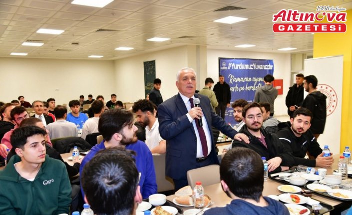 Trabzon Valisi Aziz Yıldırım, öğrencilerle sahur yaptı