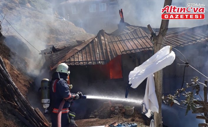 Trabzon'da eve sıçrayan yangında 2 kişi dumandan etkilendi