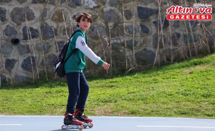 Trabzon'da sıcak havayı fırsat bilenler denize girdi