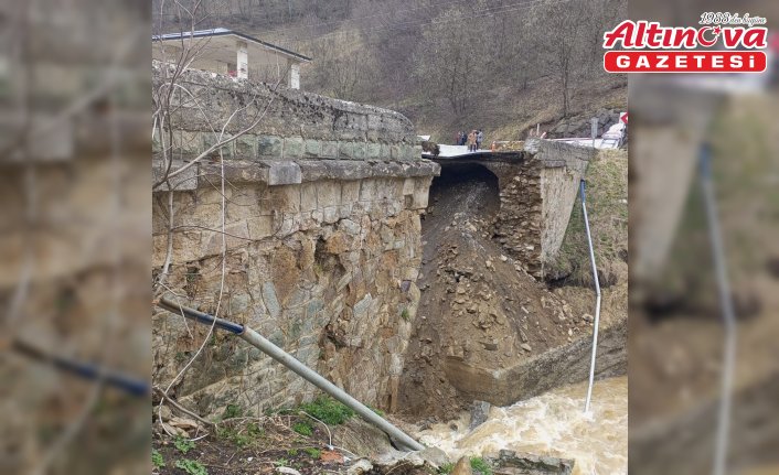 Trabzon'daki tarihi taş köprünün bir bölümü çöktü