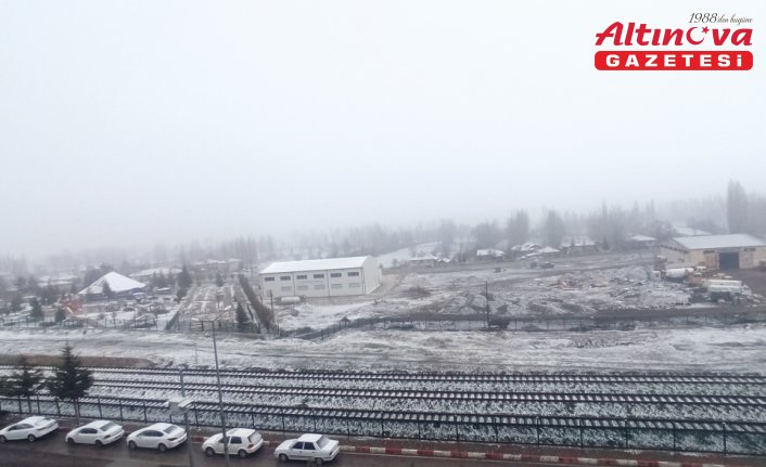 Yeşilyurt'ta kar etkili oluyor