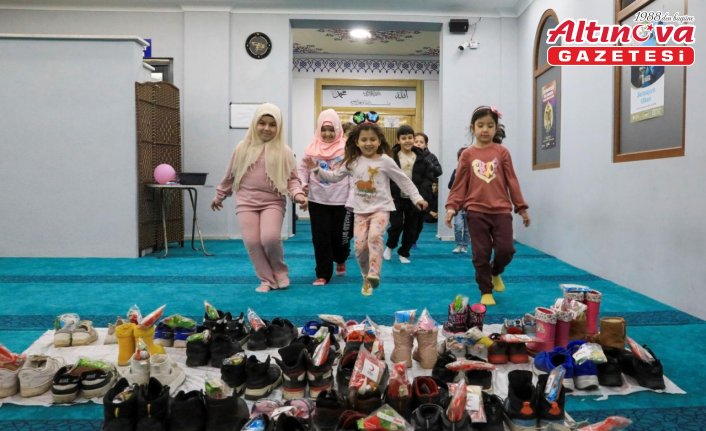 Zonguldak'ta Kızılay gönüllüleri sürpriz hediyeleriyle çocukların yüzünü güldürdü