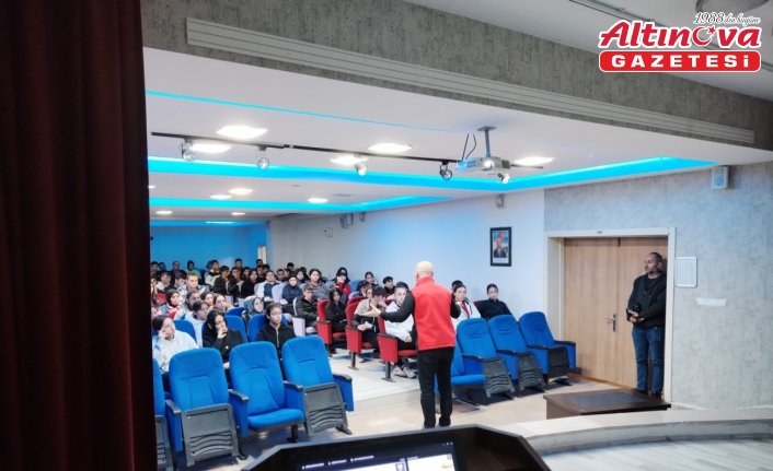 Almus'ta öğrencilere “Gençlik ve Güvenli Gelecek“ konulu konferans verildi