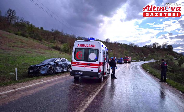 Amasya'da 2 otomobilin çarpıştığı kazada 3 kişi yaralandı