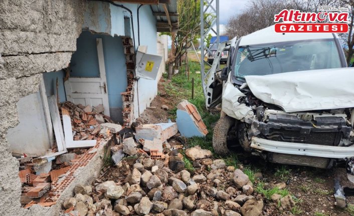 Amasya'da evin duvarına çarpan hafif ticari araçtaki 4 kişi yaralandı