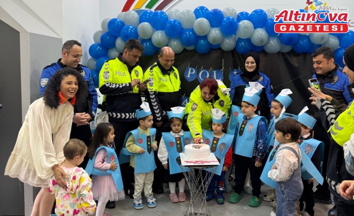 Amasya’da miniklerden polislere pastalı kutlama