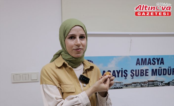 Amasya'da polis memuru yolda bulduğu altını sahibine ulaştırdı