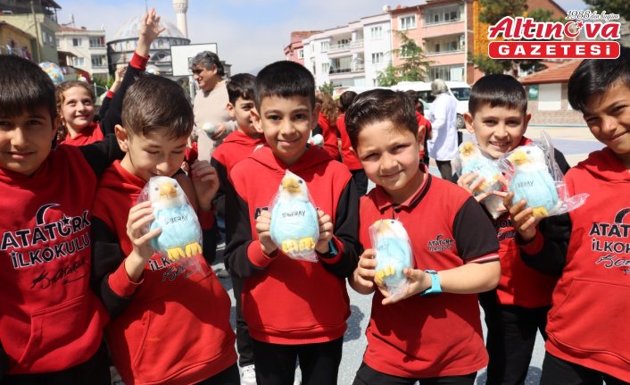 Amasya’da polisler ilkokul öğrencilerinin bayramını kutladı