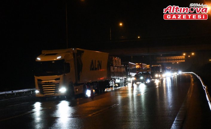 Anadolu Otoyolu'nda makas atan tır ulaşımı aksattı