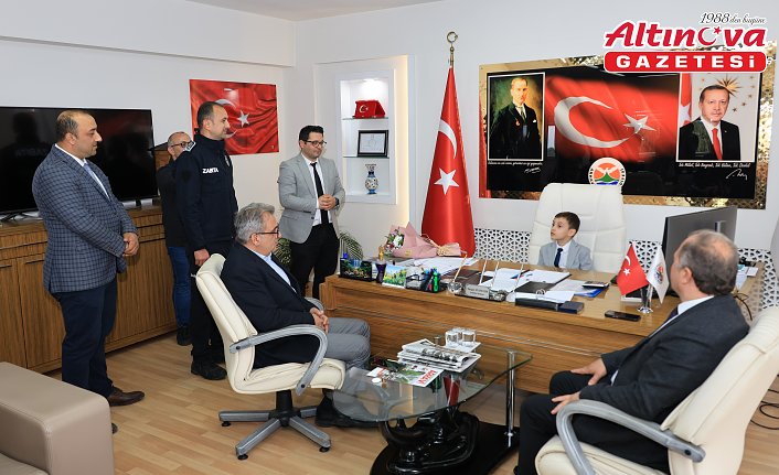 Arhavi Belediye Başkanı Ataselim, koltuğunu ilkokul öğrencisine devretti