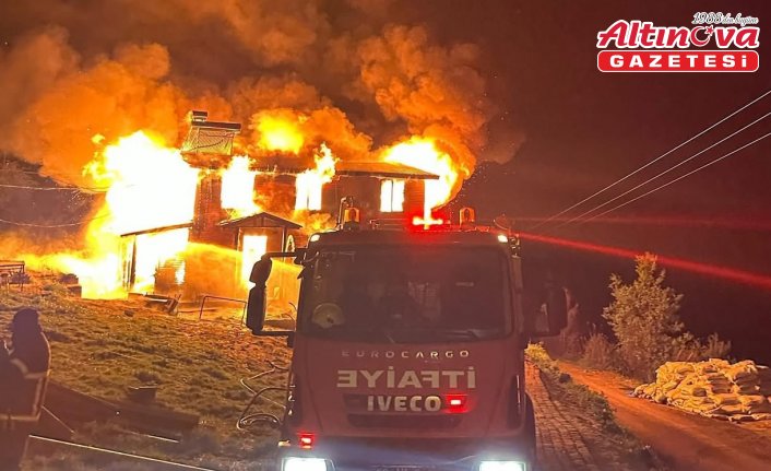 Artvin'de çıkan yangında iki katlı ahşap ev kullanılamaz hale geldi