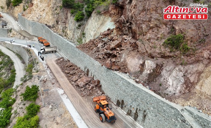 Artvin'de heyelan anı cep telefonu kamerasına yansıdı