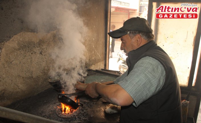 Baba mesleği kalaycılığı yarım asrı aşkındır aynı dükkanda sürdürüyor
