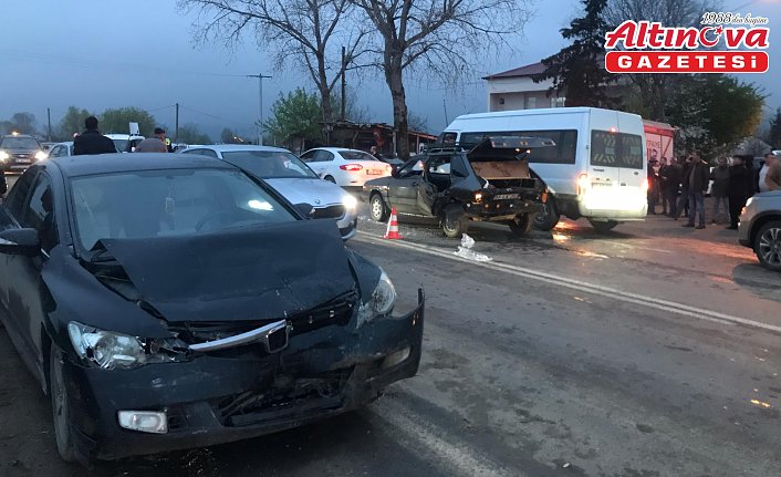 Bafra'da 2 otomobilin çarpıştığı kazada 3 kişi yaralandı