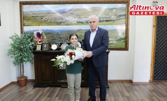 Bayburt Belediye Başkanı Memiş, koltuğunu ortaokul öğrencisine devretti