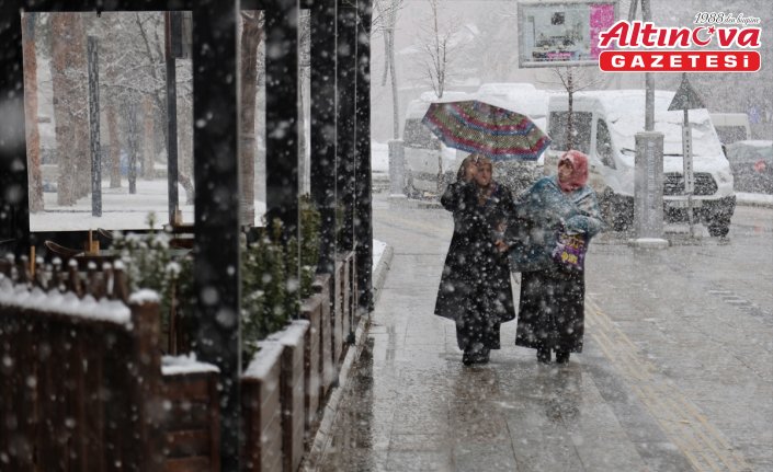 Bayburt'ta kar etkili oluyor