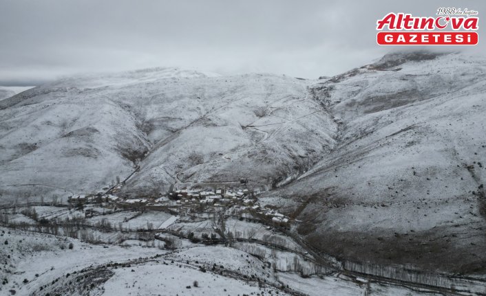 Bayburt'un köylerinde kar yağışı etkili oldu