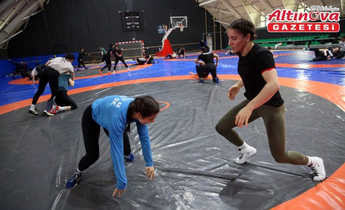 Beden eğitimi öğretmeni kadın güreşçinin hedefi, Avrupa'da zafer turu atmak