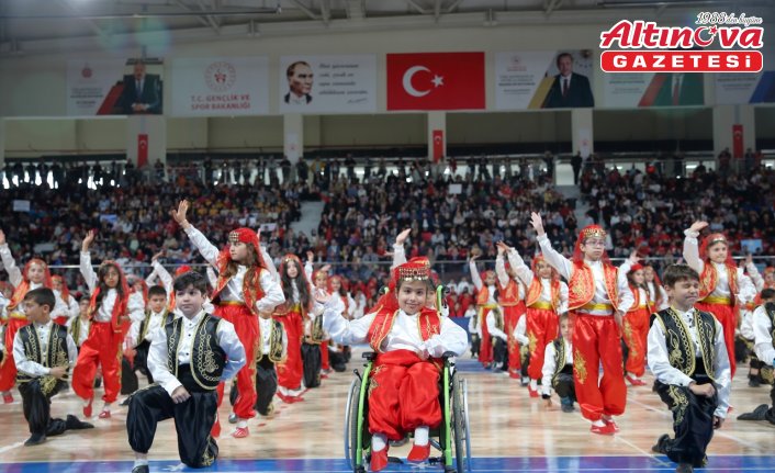 Bedensel engelli Selenay, tekerlekli sandalyesiyle bayram gösterisine katıldı