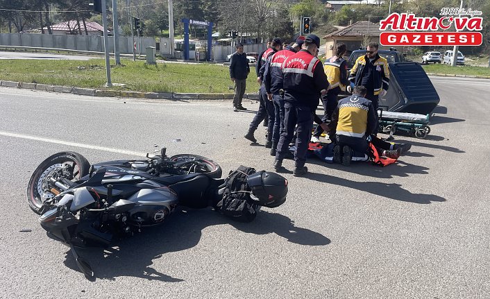 Bolu'da hafif ticari araçla çarpışan motosikletin sürücüsü yaralandı
