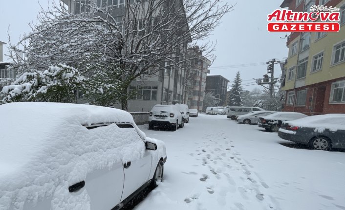 Bolu kent merkezi nisanda yağan karla beyaza büründü