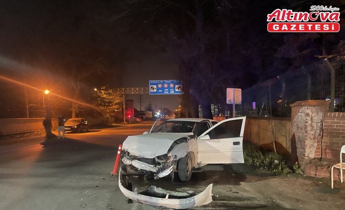 Bolu'da istinat duvarına çarpan otomobilin sürücüsü yaralandı
