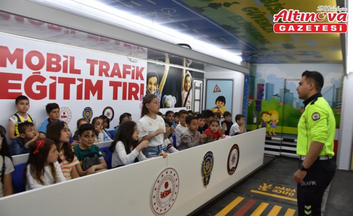 Boyabat'ta öğrenciler, Mobil Trafik Eğitim Tırı'nda trafik kurallarını öğrendi