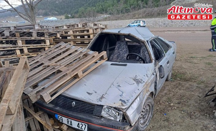 Boyabat’ta tuğla paletlerine çarpan otomobilin sürücüsü yaralandı