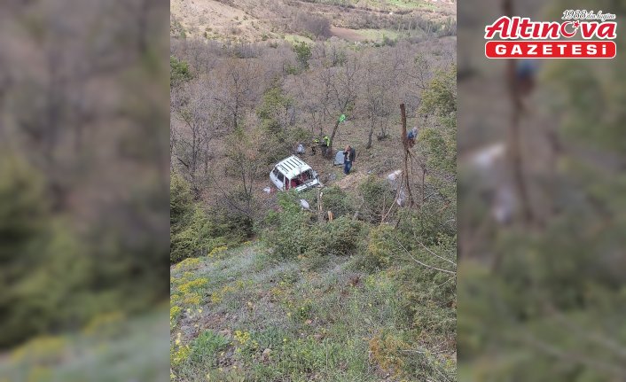 Çorum'da devrilen otomobildeki 3 kişi yaralandı