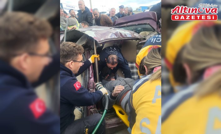 Çorum'da kamyonla çarpışan otomobildeki 3 kişi yaralandı