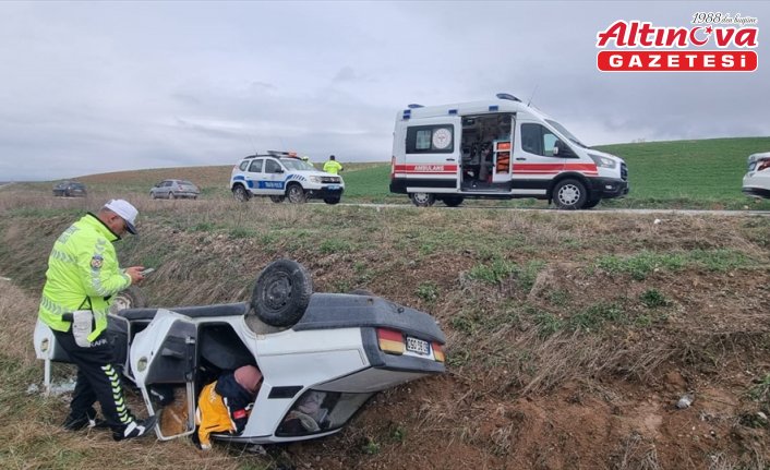 Çorum'da şarampole devrilen otomobildeki 2 kişi yaralandı
