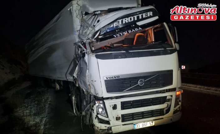 Çorum'da tırla çarpışan kamyondaki 3 kişi yaralandı