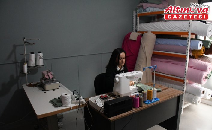 Dikiş kursunda aldığı eğitimle evinde atölye kurdu
