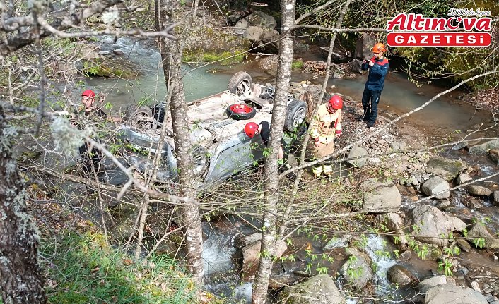 Düzce'de dere yatağına devrilen otomobildeki 4 kişi yaralandı