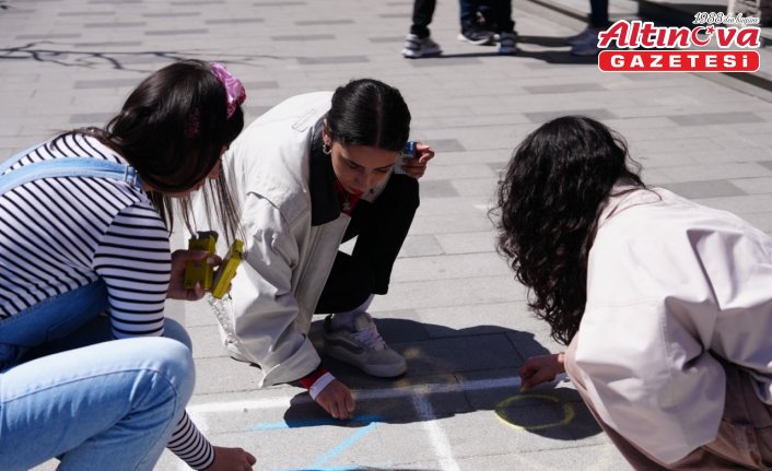 Düzce Belediyesi kaldırımlara çizilen “seksek“ oyunuyla vatandaşlara çocukluk anılarını hatırlattı