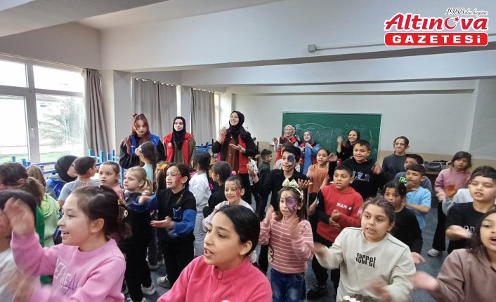 Düzce'de gençlik merkezi gönüllülerinden “8 Nisan Romanlar Günü“ etkinliği