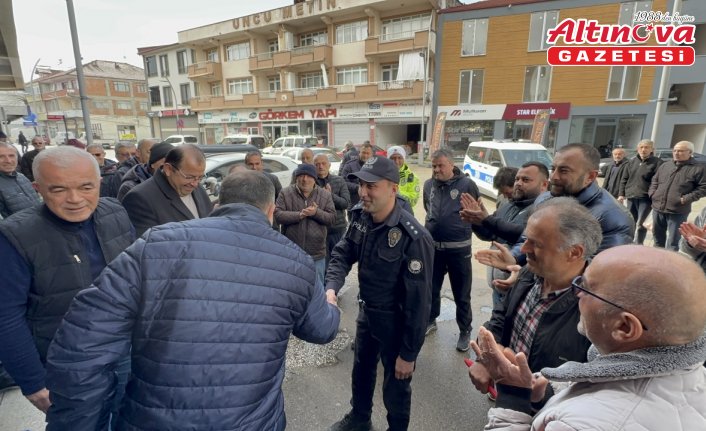 Düzce'de kavga ihbarına giden polis ekipleri esnafın sürpriz kutlamasıyla karşılaştı