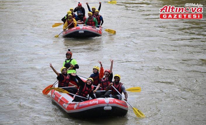 Düzce'de maceraseverler hafta sonunu rafting yaparak değerlendirdi