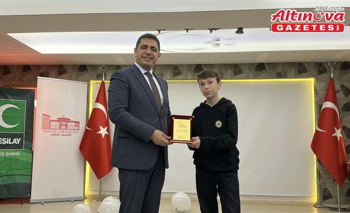 Düzce'de Yeşilayın yetenek yarışmasında başarılı olan öğrencilere plaket verildi
