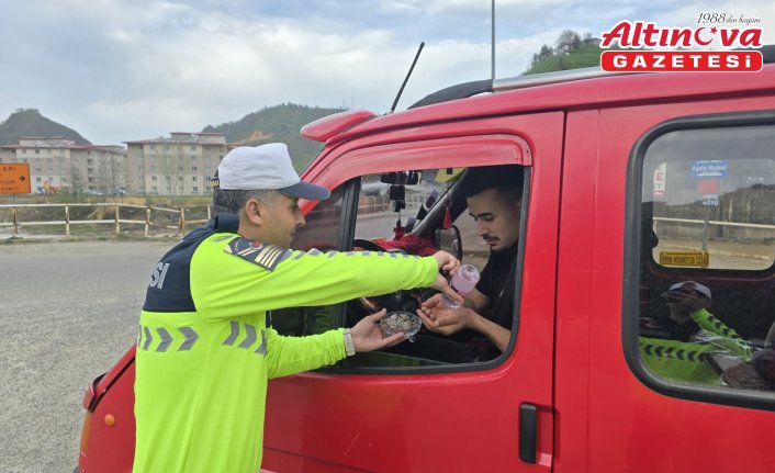 Espiye'de jandarma trafik ekipleri sürücülere çikolata ikram etti