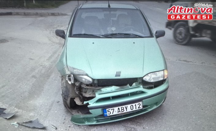 Gerze'de iki otomobilin çarpıştığı kazada 1 kişi yaralandı