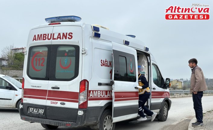 Gerze’de otomobille çarpışan motosikletin sürücüsü yaralandı
