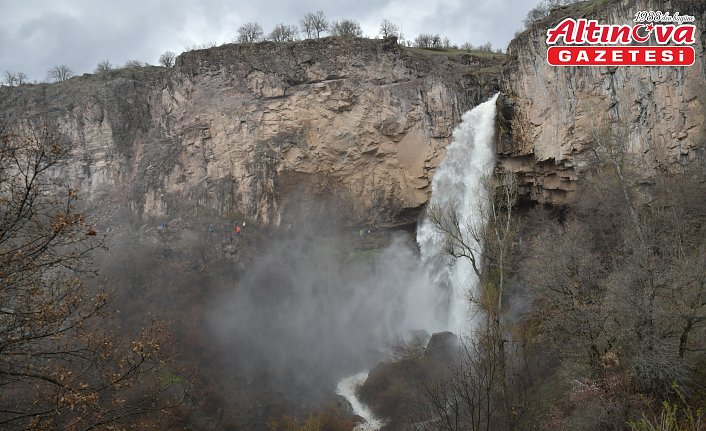 Giresun'daki Çağlayan Şelalesi ilkbaharda karların erimesiyle canlandı
