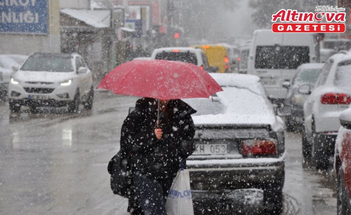 Gümüşhacıköy'de kar etkili oluyor