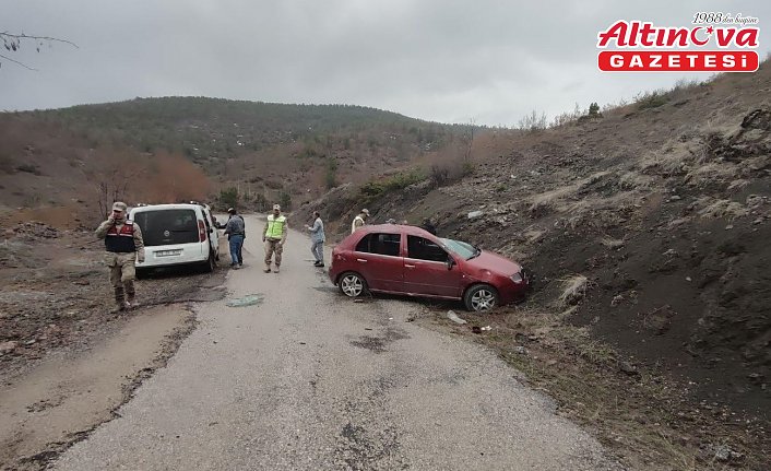 Gümüşhane'de otomobilin şarampole devrildiği kazada 1 kişi öldü, 2 kişi yaralandı