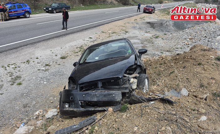 Gümüşhane'de toprak birikintisine çarpan otomobildeki 3 kişi yaralandı