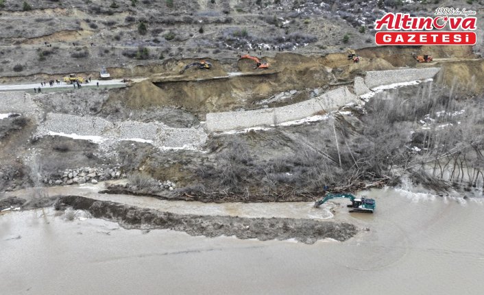 Gümüşhane'de toprak kayması sonucu çöken yolda çalışmalar sürüyor
