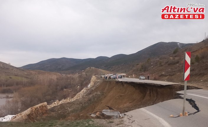 Gümüşhane'de toprak kayması sonucu yolda çökme meydana geldi